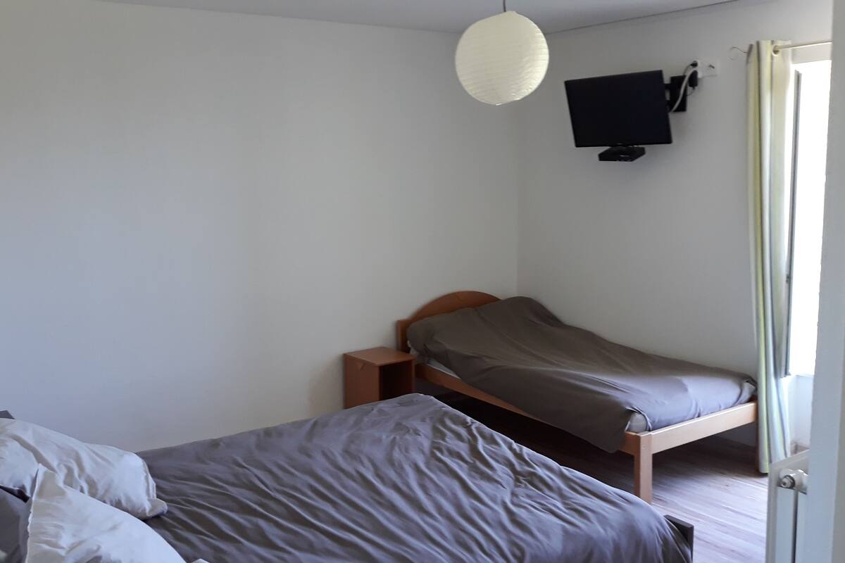 Chambre Triple Classique, salle de bains attenante, vue montagne (au 1 étage)