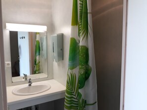 Economy Quadruple Room, Ensuite, Mountain View (au 1 étage) | Bathroom