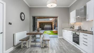 Deluxe House, 3 Bedrooms, Non Smoking | Private kitchen | Full-size fridge, microwave, oven, stovetop