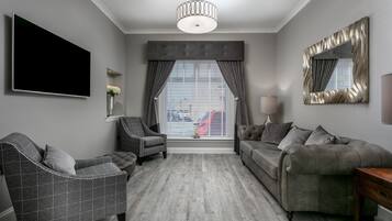 Hus – deluxe, 3 soverom, ikke-røyk | Oppholdsområde | En 24-tommers smart-TV med Parabol-TV samt TV og Netflix