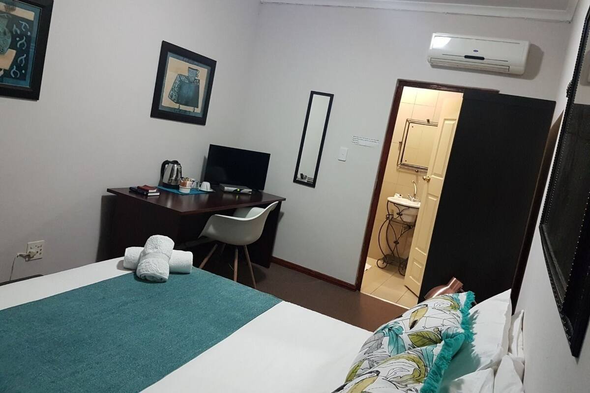 Minibar, desk, free WiFi, bed sheets