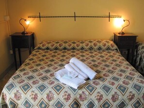 Desk, iron/ironing board, free WiFi, bed sheets - San Demetrio (Catania)