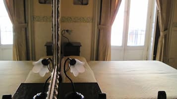 Quadrupla familiare, 1 letto queen | Una scrivania, ferro/asse da stiro, Wi-Fi gratuito, lenzuola
