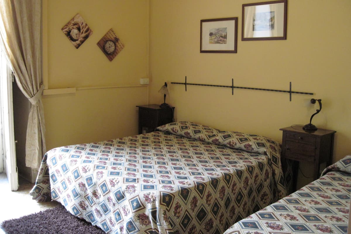 Standaard driepersoonskamer, 1 queensize bed, uitzicht op stad | Een bureau, een strijkplank/strijkijzer, gratis wifi, beddengoed