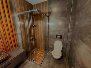 Douche, douche à « effet pluie », articles de toilette gratuits