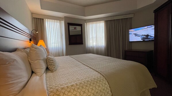 A hotel room with a bed, a television, and curtains. - Executive Suites Valencia (Valencia)