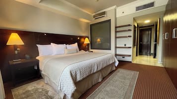 Deluxe suite, balkon, uitzicht op stad | 1 slaapkamer, een kluis op de kamer, een bureau