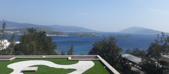 Front Of The Beach Luxury Apartment