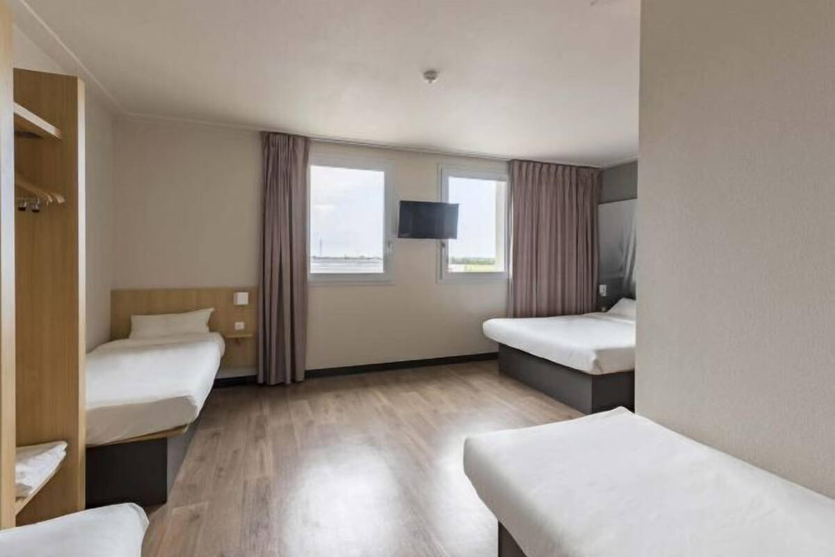 Desk, soundproofing, free WiFi, bed sheets