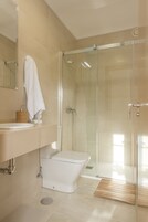 Quarto duplo, banheiro privativo | Banheiro | Chuveiro, secador de cabelo, toalhas de banho