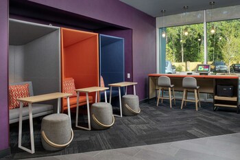 Business center at Tru by Hilton Mt Pleasant Charleston