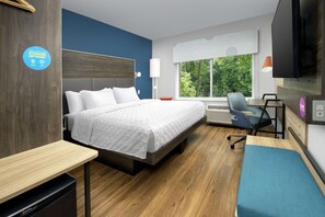 In-room safe, desk, laptop workspace, blackout drapes - Tru by Hilton Mt Pleasant Charleston (Mount Pleasant)