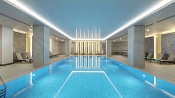 Een binnenzwembad, een seizoensgebonden buitenzwembad en ligstoelen