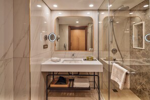 Suite Junior, 2 Tempat Tidur Twin | Kamar mandi | Perlengkapan mandi gratis, pengering rambut, jubah mandi, dan sandal