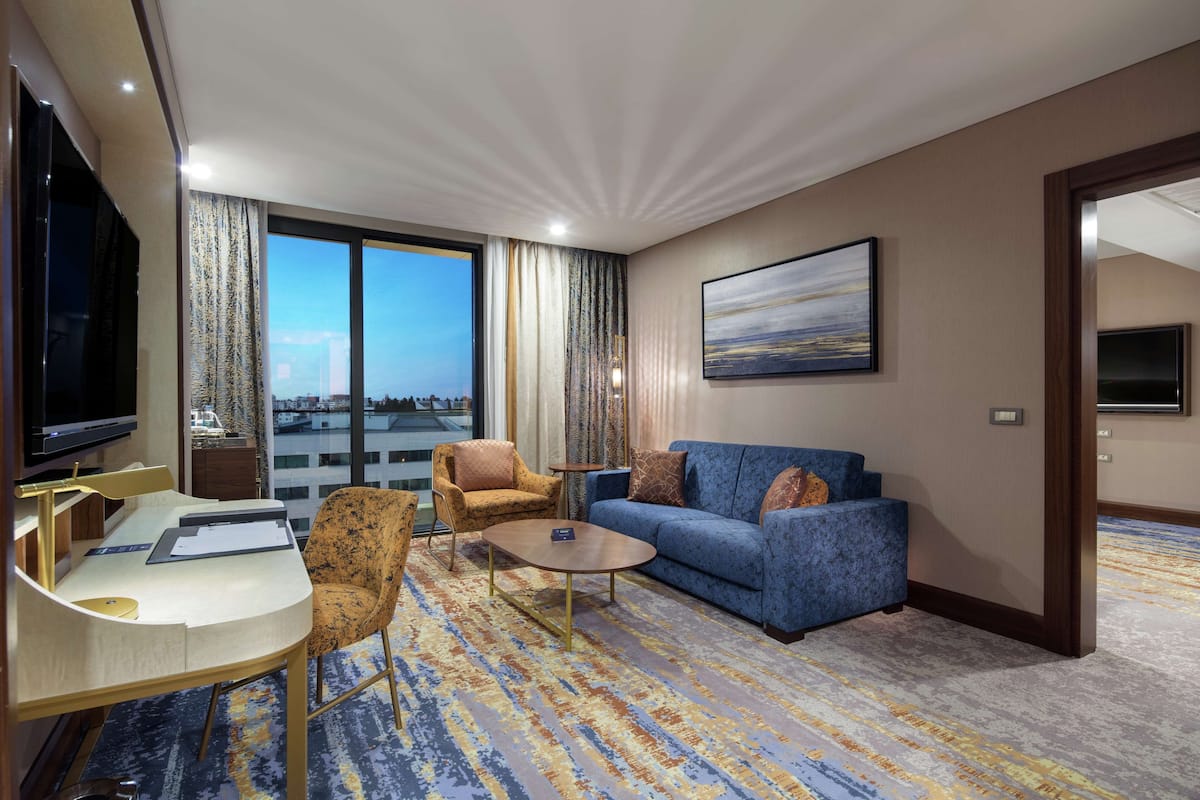 room, 1 bedroom (1 king bed) | minibar, in-room safe, desk, blackout curtains