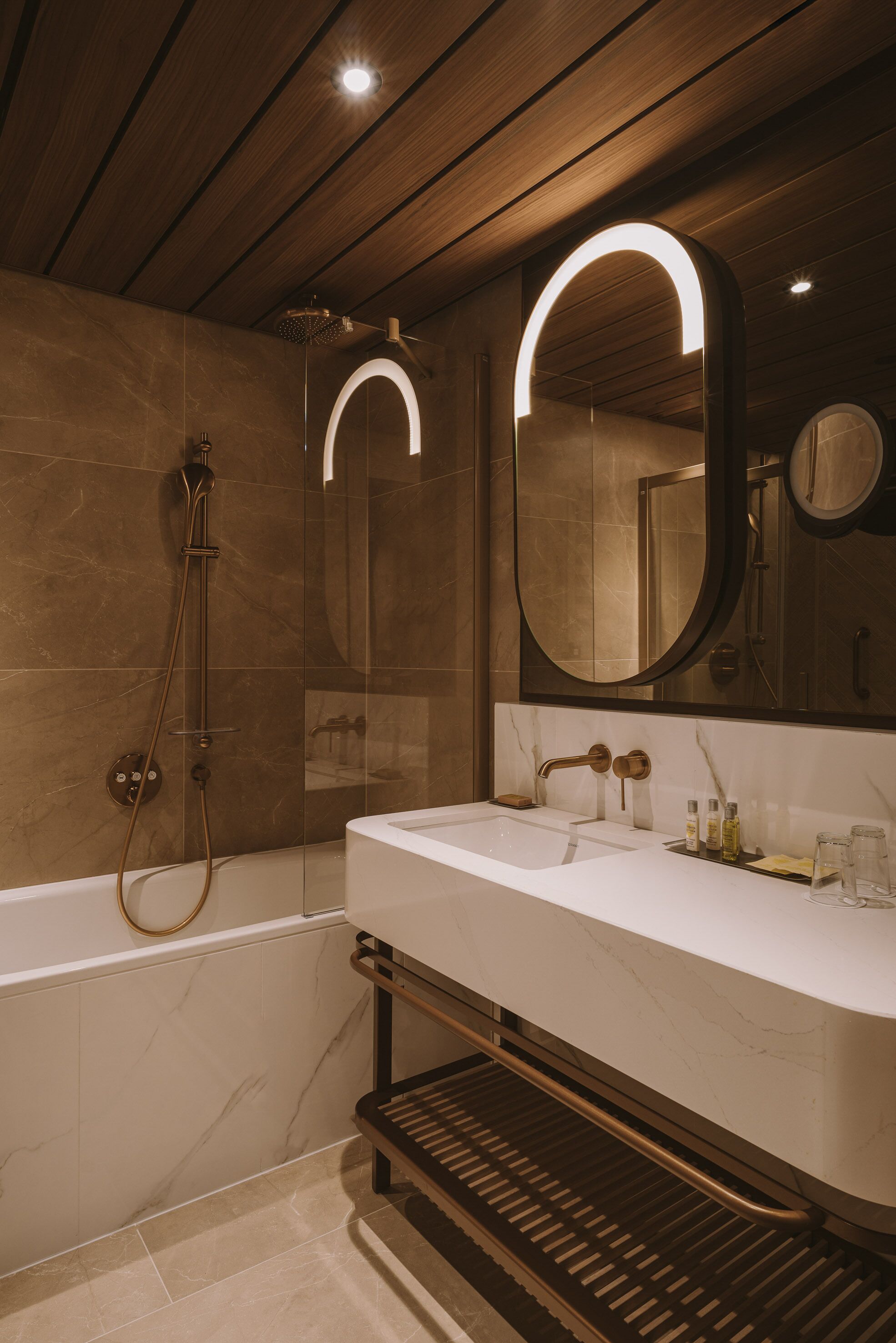 suite (baltic) | bathroom | free toiletries, hair dryer, bathrobes, towels