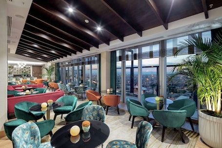 2 间酒吧/酒廊、天台酒吧、大堂酒廊