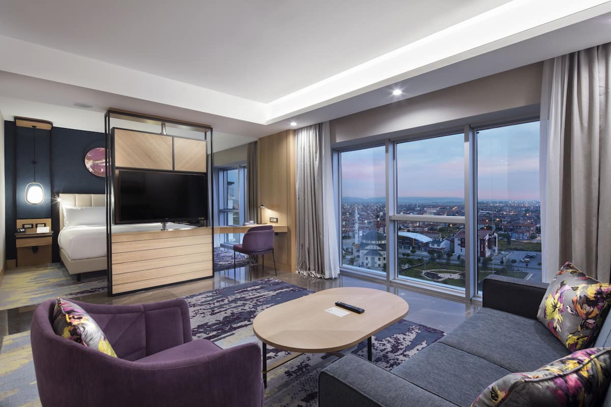 deluxe room, 1 king bed | minibar, in-room safe, desk, laptop workspace