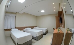 Deluxe trippelrum | Minibar, mörkläggningsgardiner, ljudisolering och gratis barnsängar