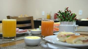 Esmorzar diari d'estil bufet gratuït