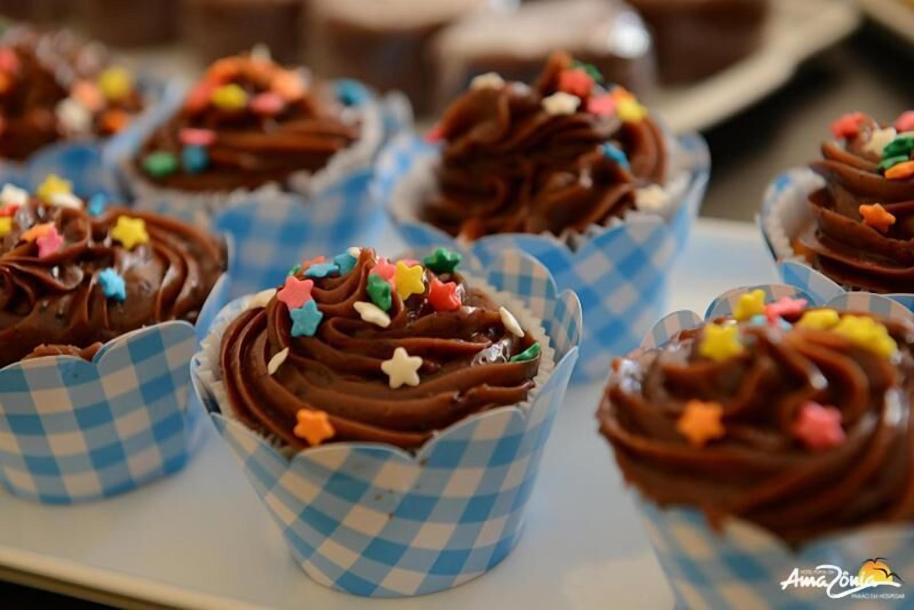 Cupcakes con codette colorate in pirottini di carta.
