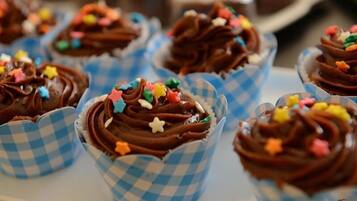 Cupcakes con codette colorate in pirottini di carta.