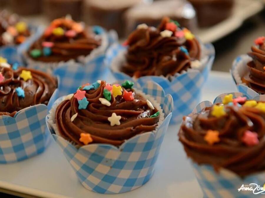 Cupcakes con codette colorate in pirottini di carta.