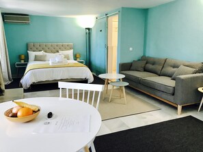 One-Bedroom Suite | Allergikerbettwaren, Minibar, Zimmersafe, individuell dekoriert