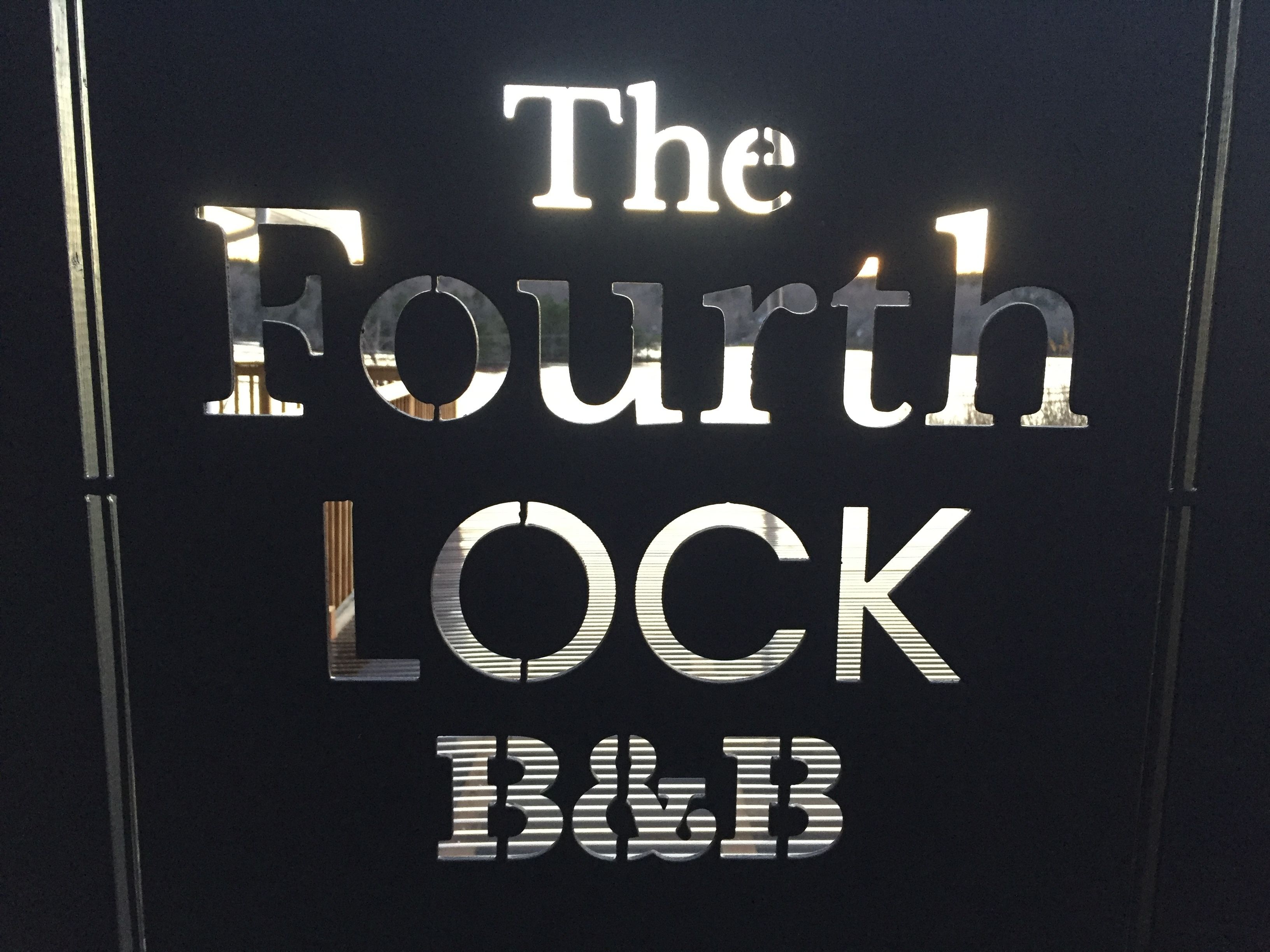 Ein Schild mit dem Text 'The Fourth LOCK B&B'.
