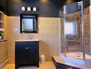Suite luxueuse, 2 grands lits, vue sur le lac | Douche de la salle de bain