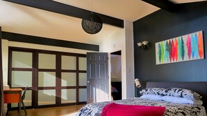 Ein Schlafzimmer mit einem Bett, einem Schreibtisch und einem Stuhl.