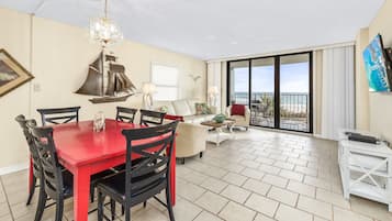 Signature Condo, 3 Bedrooms, Beach View | In-room dining