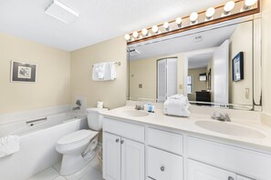 Lägenhet Signature - 3 sovrum - utsikt mot stranden | Badrum | Gratis toalettartiklar, handdukar, tvål och schampo