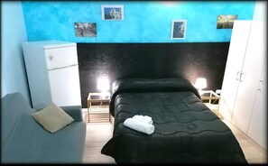 Economy Triple Room | Desk, iron/ironing board, free cribs/infant beds, rollaway beds