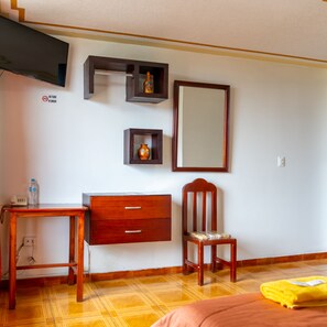 Quarto solteiro, 1 cama de solteiro, vista para a cidade | Cofres nos quartos, escrivaninha, Wi-Fi de cortesia