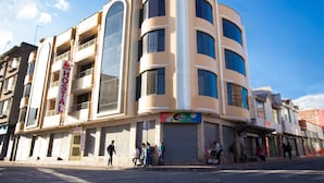 Un edificio de varios pisos con un cartel que indica que es un albergue.