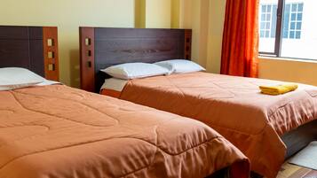 Habitación doble, varias camas, vista a la ciudad | Caja de seguridad en la habitación, escritorio y wifi gratis