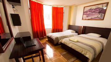 Habitación doble, varias camas, vistas a la ciudad | Caja fuerte, escritorio, wifi gratis