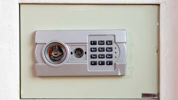 Panel de seguridad con teclado numérico, cerradura y una pequeña etiqueta con números.