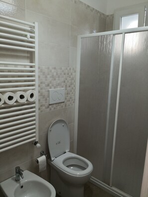 Chambre Quadruple Deluxe, vue piscine | Douche de la salle de bain