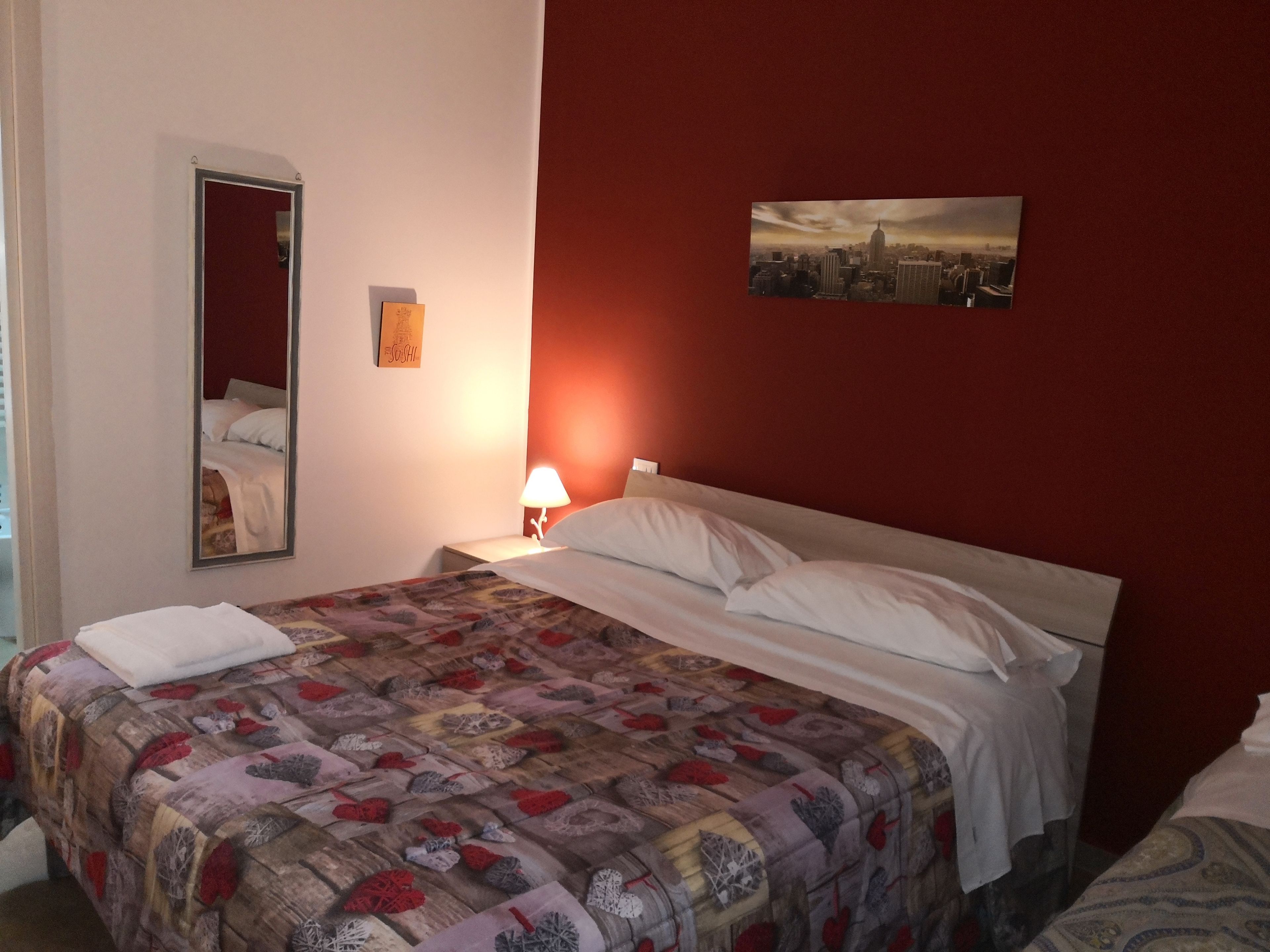 华丽四人房, 泳池 景观 | 高档床上用品、特色装修、特色家居、办公桌