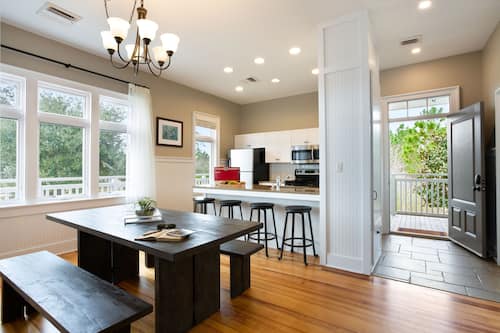 Full-size fridge, microwave, oven, stovetop