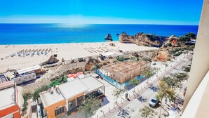 A coastal hotel with a beach view, a parking area, and a restaurant. - Flat Praia Rocha Balconies Lotus (Portimão)