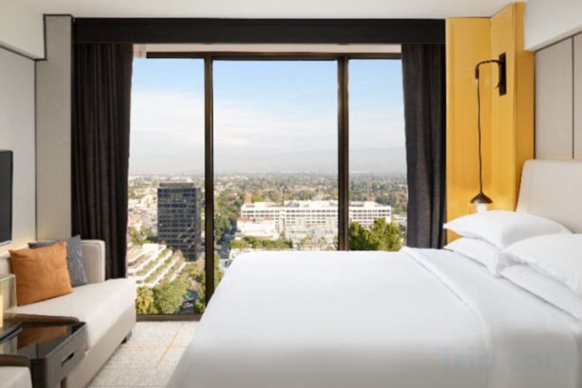 Traditional Guest Room with 1 King Bed