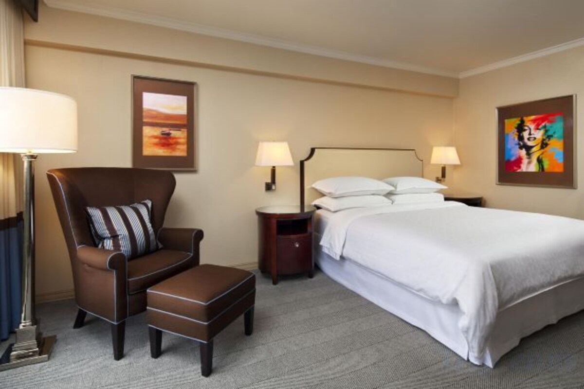 Planner King Suite Club Lounge Access