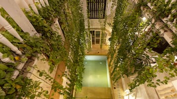 2 outdoor pools, pool loungers