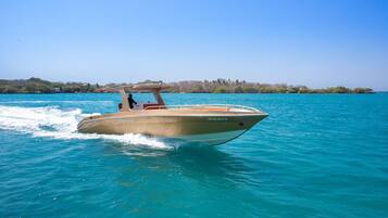 Una spiaggia nelle vicinanze, sabbia bianca, navetta per la spiaggia