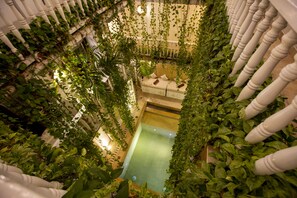 2 座室外游泳池，提供日光浴躺椅