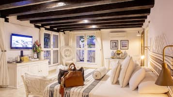 Suite Deluxe, 1 cama King size, balcón, vista a la ciudad | 1 habitación, sábanas de algodón egipcio y ropa de cama de alta calidad