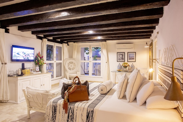 Suite Deluks, 1 Tempat Tidur King, balkon, pemandangan kota | Seprai katun Mesir, seprai premium, dan selimut bulu angsa